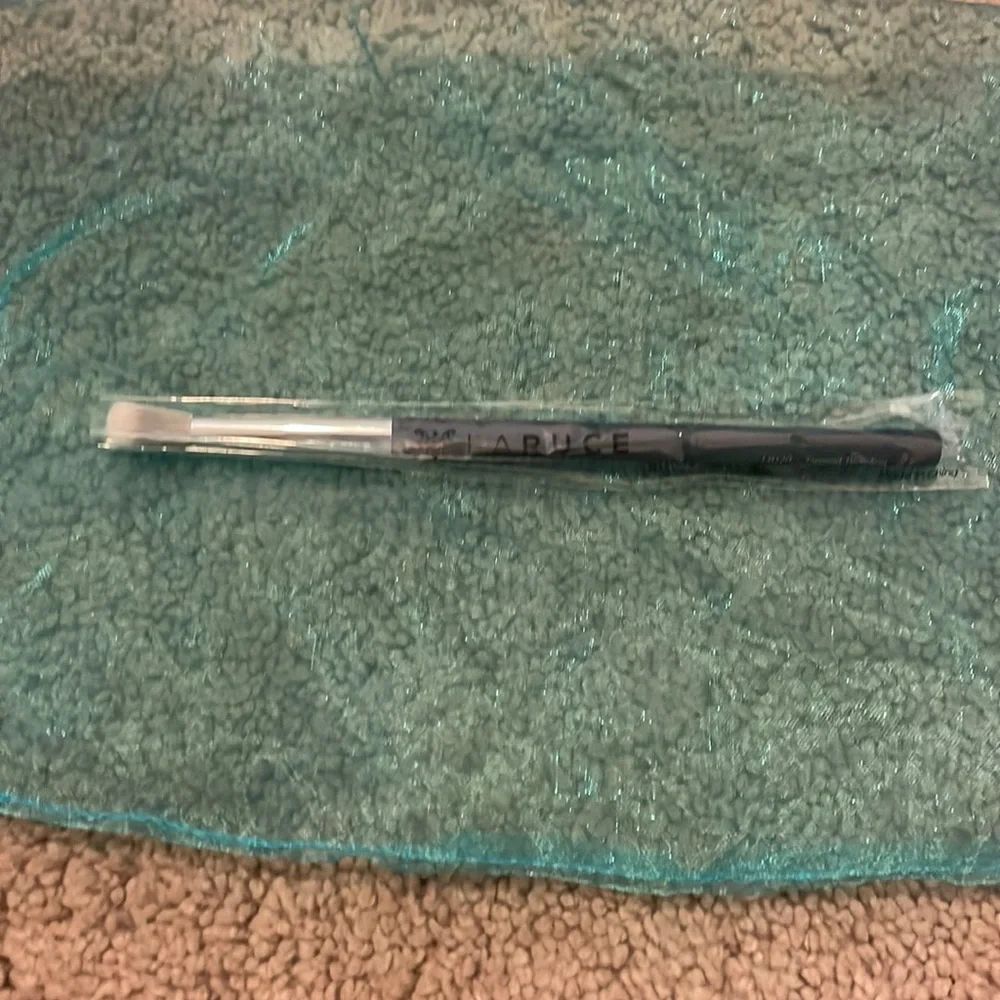 NWT Laruce Eyeshadow Brush